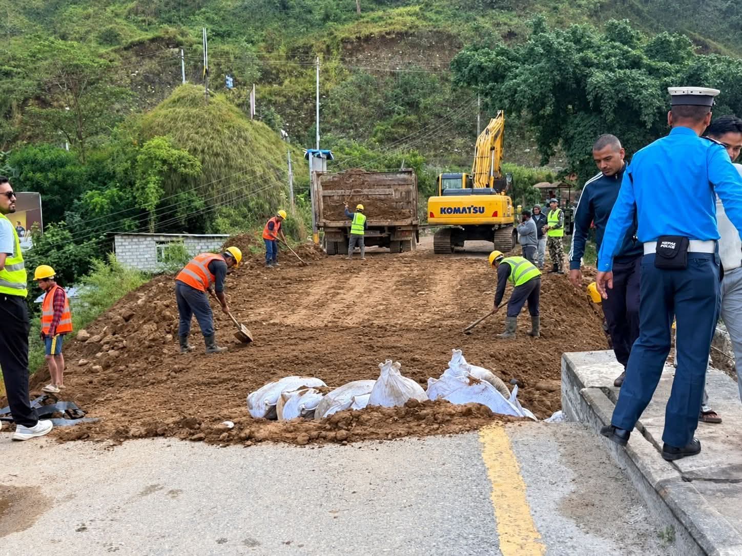 १६ दिनपछि खुल्यो मालढुङ्गा पुल, बागलुङको पश्चिम क्षेत्रसँगको आवागमन सहज ।